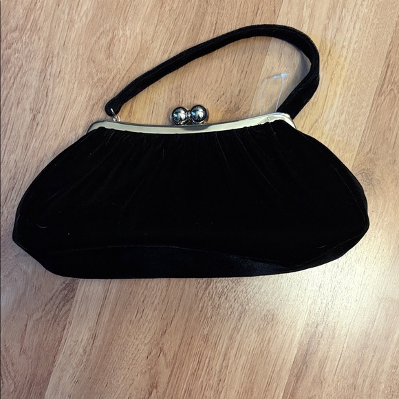 Elegant Black Velvet Kisslock Clutch - Picture 7 of 7